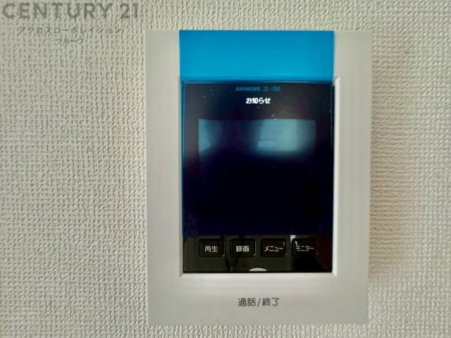 訪問者が来たときにテレビ画面で確認できるため、安心してドアを開けられます。録画機能があるものもあり、留守中に来訪者を記録しておくことができます。利便性が高く、セキュリティ面でも安心です。