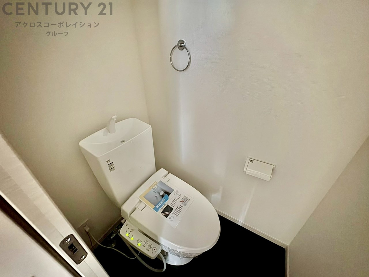 温水洗浄便座付トイレは温水洗浄機能により、暖かい水でおしりを洗浄することができ、冷たい水を使う従来の便座に比べ、温水洗浄機能で暖かいトイレを提供し、快適な使用を可能にします。