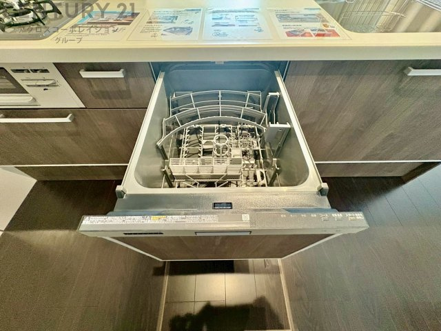 食器洗浄乾燥機は手洗いに比べて時間や労力を節約できます。また、高温のお湯で洗浄されるため、雑菌や細菌を殺菌する効果もあります。さらに、乾燥機能があるため、手で拭く手間も省け衛生的に保管できます。