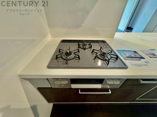 多数の調理器具を同時に使用でき、料理の効率化が可能。省エネで節約になり、様々な料理スタイルに適応できます。また、火力調整が独立しており、手入れや掃除もしやすく、今よりもっとお料理が楽しくなるかも。