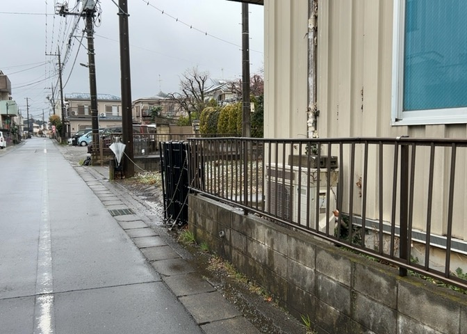 土地の面積＝住宅面積ではありません。建ぺい率の問題などで、土地のある場所によって住宅を建てられる面積は限られています。高さもしかり、「土地」という言葉の中には、建築条件も含まれると考えておきましょう。