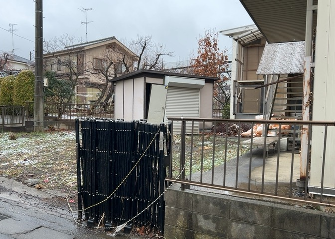 家を建てる場合、方位は要チェックです。現実的に日当たりのよい家ならばリビングは南側、建築基準法でも北側に当たる家への配慮は求められています。土地を見学に行く際は、方位磁針を持って行くようにしましょう。