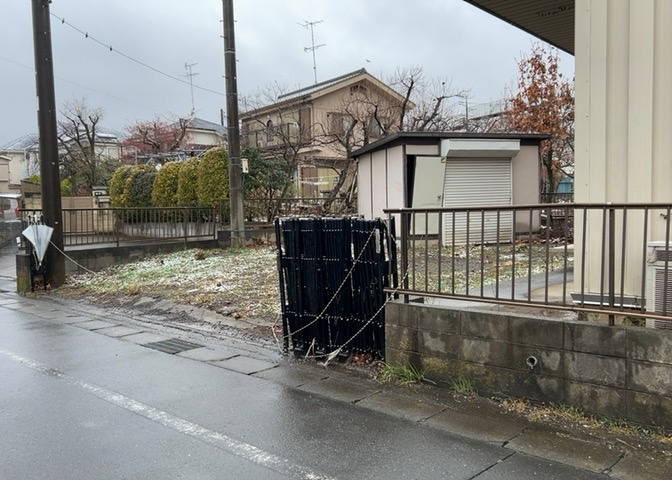 隣家の土地はどうなっているのか、生活利便施設が近くにあるのか、学校まで近いかなど、お客様のライフスタイルにあわせたイメージが重要です。また、近くにあると困る施設が近くにないかも確認するといいでしょう。