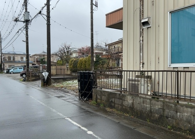土地購入を検討されている場合、境界杭がない状態で購入してしまうと境界確定測量をする必要があり、費用がかかります。購入の前に、売主、隣土地所有者立ち合いのもと境界を確定し境界杭を設置するのがベストです。