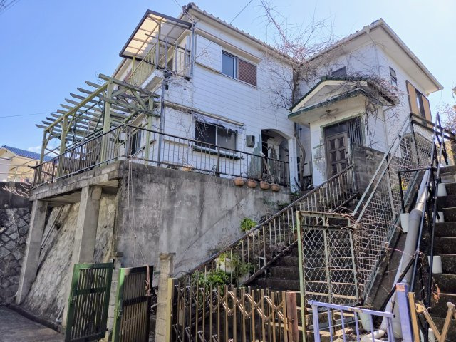 日当たりのよい高台の2階建てで、開放感ある暮らしが送れます。