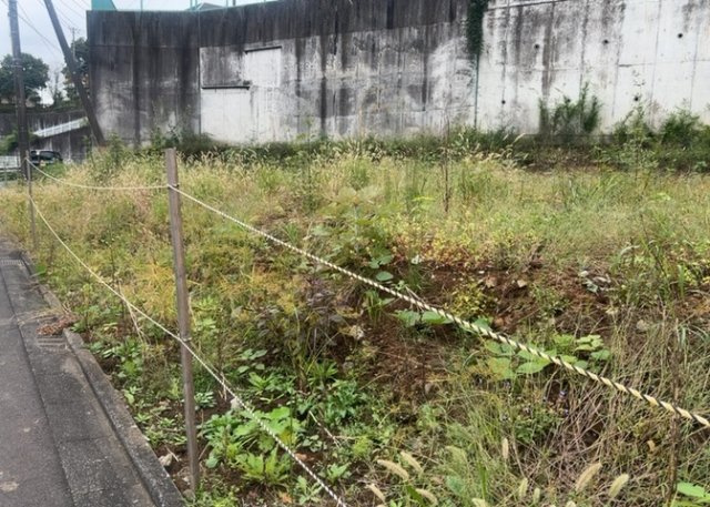 土地の形が極端に長細かったり、狭小地、あるいは道路との高低差がある傾斜地だった場合、後々売ろうとしても買い手がつかない場合もあります。後々、売却することになった時に価値の下がらない土地を選びましょう。