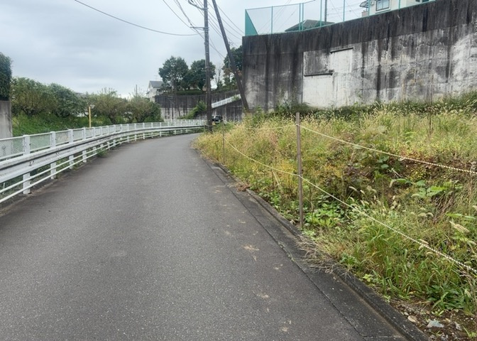 土地の面積＝住宅面積ではありません。建ぺい率の問題などで、土地のある場所によって住宅を建てられる面積は限られています。高さもしかり、「土地」という言葉の中には、建築条件も含まれると考えておきましょう。