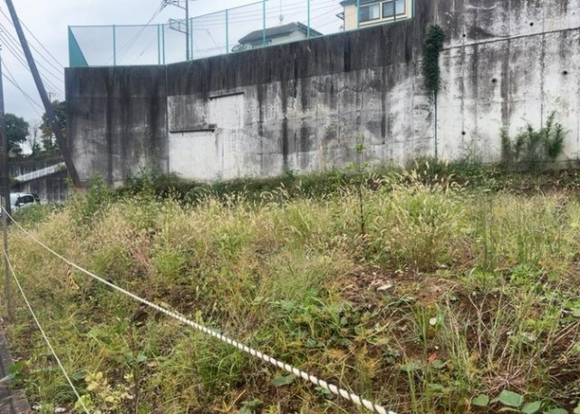 土地の前の道路に消火栓が設置されていることがあります。この場合、道路交通法第45条第1項により、駐車禁止の場所が指定されています。そのため、車庫などの駐車スペースをつくることができない場合があります。