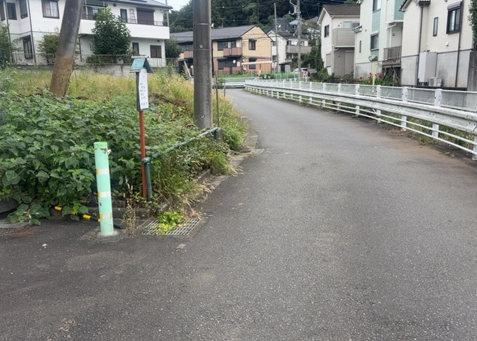 現地に行くなら、物件の周囲の地形がどうなっているかを見ることも大切です。周辺より低くなっている土地では、大雨などで水が集まりやすいため、地盤が弱くなっているということも考えられるため、注意が必要です。