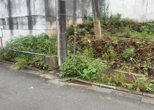 土地購入を検討されている場合、境界杭がない状態で購入してしまうと境界確定測量をする必要があり、費用がかかります。購入の前に、売主、隣土地所有者立ち合いのもと境界を確定し境界杭を設置するのがベストです。