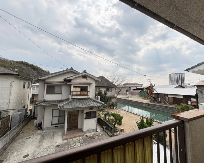 バルコニーからは周辺の住宅街や川の流れを望むことができ、開放感のある景色が広がります。周囲に高い建物が少ないため空が広く感じられ、天気の良い日は気持ちの良い風を感じながら外の景色を楽しめます。