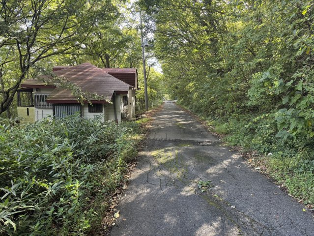 前面道路含む現地写真です