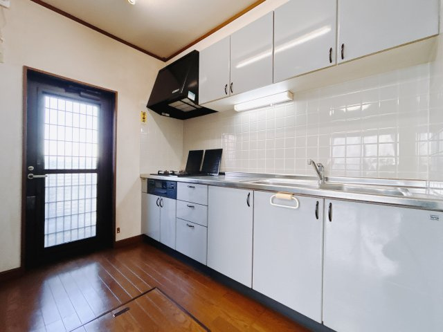 ■キッチン｜ワークトップの幅が広く、お子様といっしょにお料理をつくったり、ちょっとしたパーティーも楽しめます。フラットなのでお掃除がしやすいのもポイントです♪