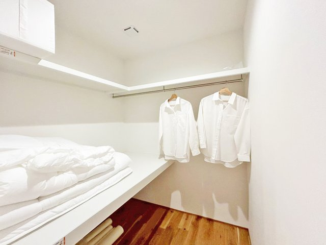 6帖洋室WIC。天井近くまで収納できるので、衣類はもちろん、季節物のかさばる荷物もすっきり片付きます。