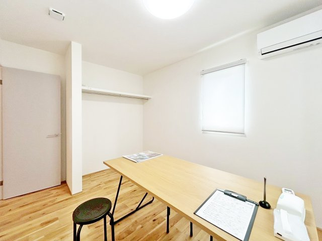 サッと取り出せてしまいやすいオープンクローゼットを完備しています。※家具・小物はイメージです