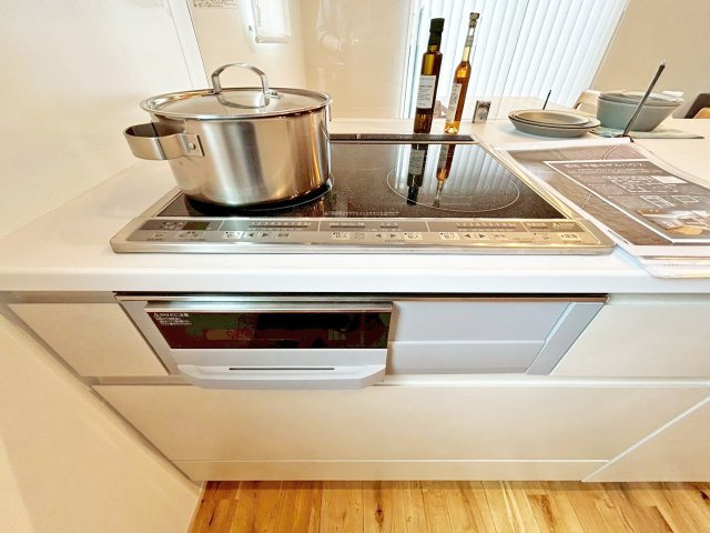 IH　三口コンロ　お料理の提供時間がぐっと短縮できます♪※家具・小物はイメージです