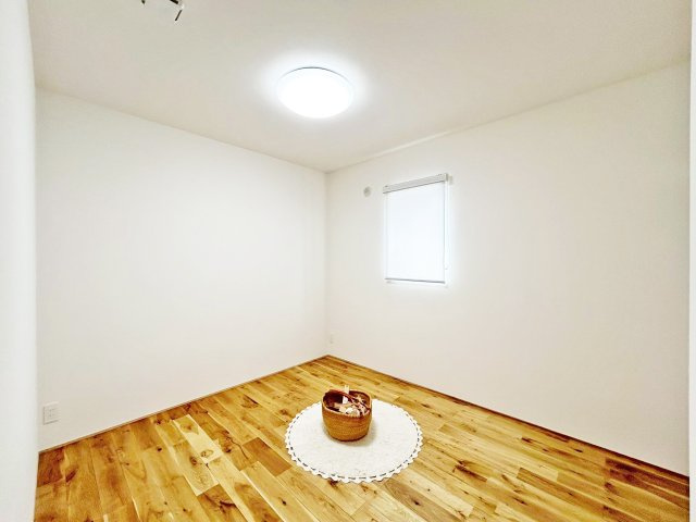 5.3帖の洋室1。木目調が優しくあたたかな空間をかもし出します。※家具・小物はイメージです
