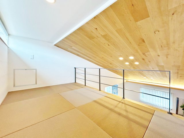 スキップフロアを上がると広々とした秘密基地のようなロフトが広がります。