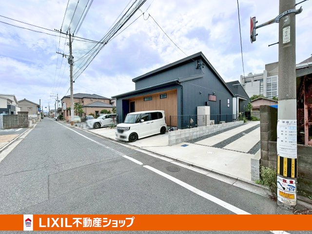 交通量が少ないので、車の出し入れが楽々です。縦列2台分の駐車スペースを確保しています。
