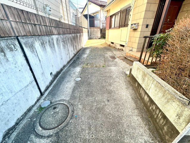 家を建てる前提で土地を探している場合、地盤の丈夫さは譲れない条件の一つです。地盤が脆弱だと追加工事が必要となります。また、過去に地盤沈下や液状化現象を起こした土地は、できるだけ避けた方がいいでしょう。