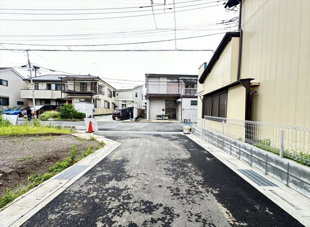 4m道路に面しているので車の出し入れもスムーズ。