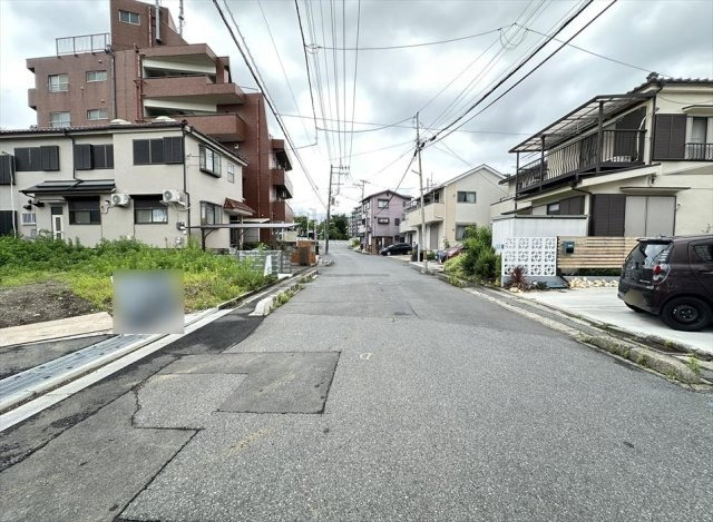 落ち着いた住宅街に位置する北側約7.4ｍ道路。見通しが良く、車の通行量も比較的少ないため、小さなお子様との外出や毎日の車の出し入れも安心です。