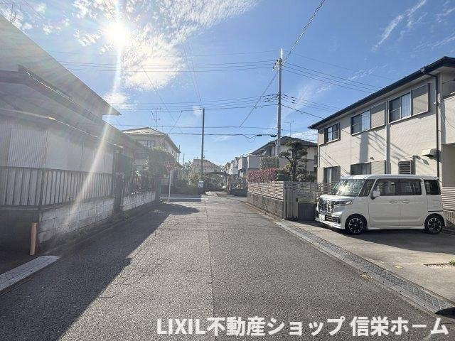 東側から見た前面道路