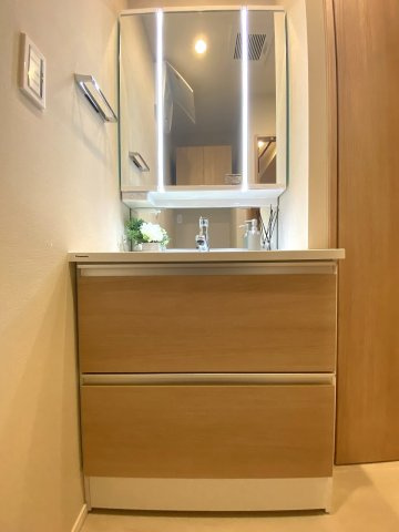 洗面台を新規交換済み。身支度が快適に行える機能的な鏡と十分な収納スペースを完備。毎朝の準備も気持ちよくスタートできる、使いやすさにこだわった洗面エリアです。