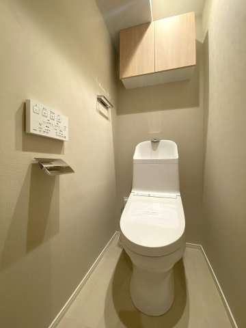 清潔感あふれるトイレ空間を新規交換済み。温水洗浄便座などの快適機能を備えており、日々の生活の中でホッと一息つけるプライベートで心地よい空間を演出しています。