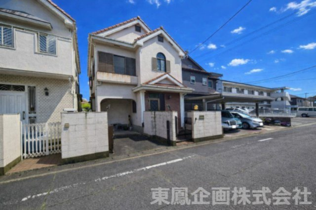 前面道路約6ｍで、見晴らしがよく小さなお子様も安心の立地です。