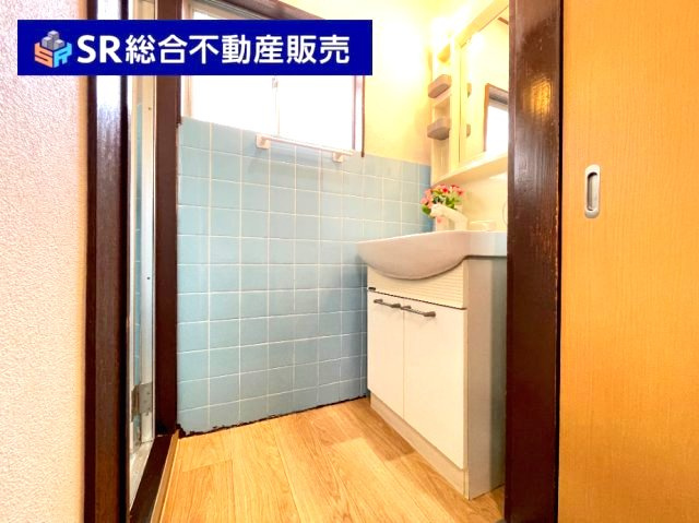 独立洗面台、小物を置くことができて便利です