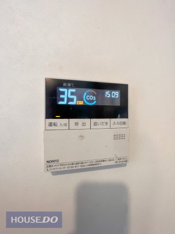 オートバスリモコンです。スイッチ1つで一定量の湯を浴槽に張ったり、保温や追い焚きをすることができるシステムが付いています。浴室以外からでも楽々操作が出来ます♪