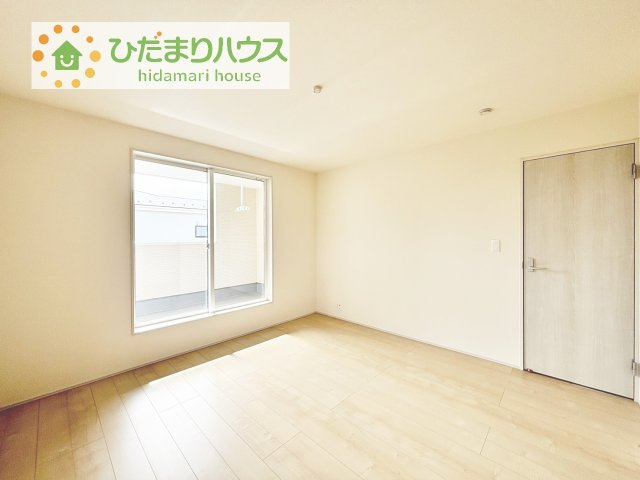 バルコニーに面していて、たっぷり光りの入る明るい主寝室です！