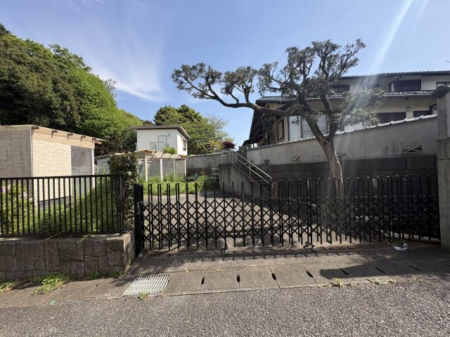 建物の裏手にあるガレージです。お車の保管や荷物置き場としても便利にご利用いただけます。