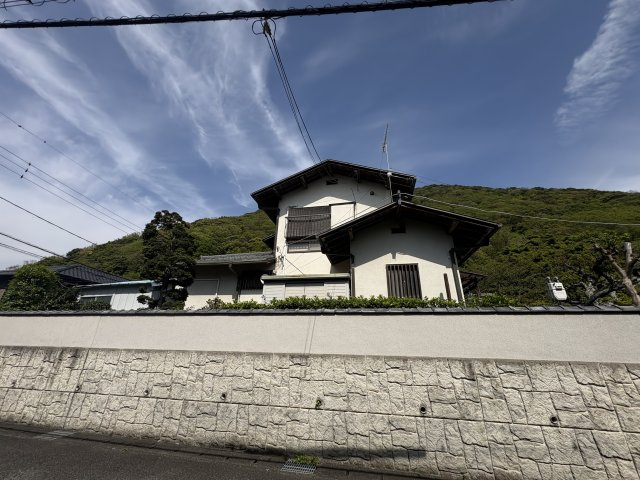 存在感ある外観が目を引く、趣ある和風住宅です。