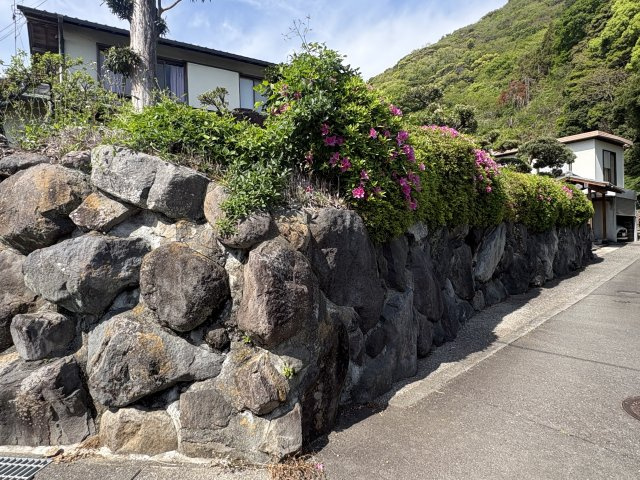 高台のような石垣の上に建つ、存在感ある住宅です。