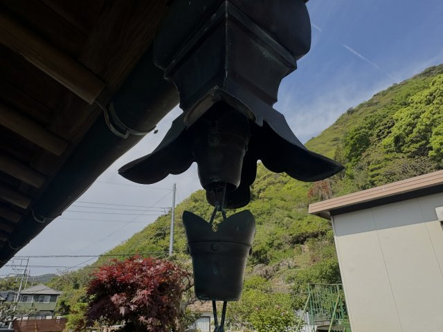 丁寧に設えられた雨樋が美しさを引き立てます。