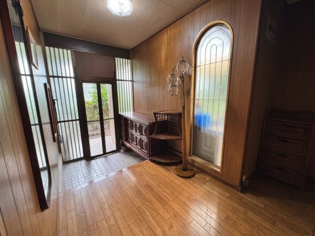 ゆとりを感じられる玄関と玄関ホールです。玄関まわりには採光を取り込める開口部が設けられており、室内にやわらかな光が差し込みます。木目を基調とした内装が温かみのある雰囲気を演出します。