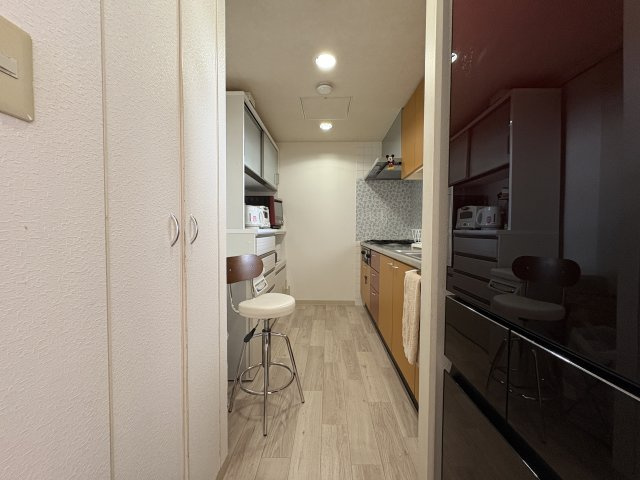 キッチン全体を見渡せるアングルで、作業スペースの広さが伝わります。収納棚や家電置場を確保しやすく、調理から後片付けまで動線がスムーズ。独立性のある配置のため、生活感を抑えやすい点も魅力です。