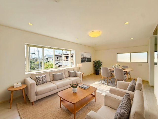 家具配置のイメージがしやすいレイアウト例掲載中。ご入居後の暮らしを具体的に想像できます。　本画像はCGで作成しており、実際に現地に家具は置かれておりません。また、価格に家具は含まれておりません。
