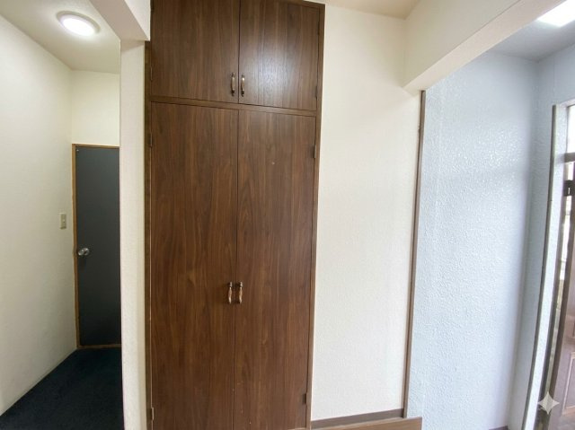 玄関の前なので、上着やバッグなどお出かけの際に必要なものを入れておくのもいいですね。