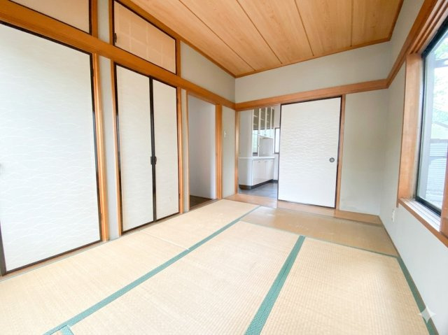 心がホッと落ち着く和室は床が柔らかいので小さいお子様のプレイルームや、ご両親が泊まりに来た時の客間としてなど、様々な用途で使える万能なお部屋です☆