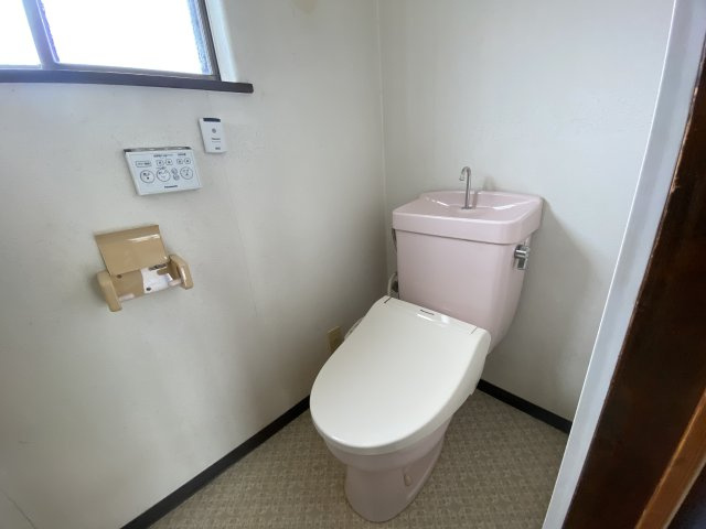 ワンタッチで洗浄機能や便座の温度を操作できる温水式洗浄暖房便座を採用しております。