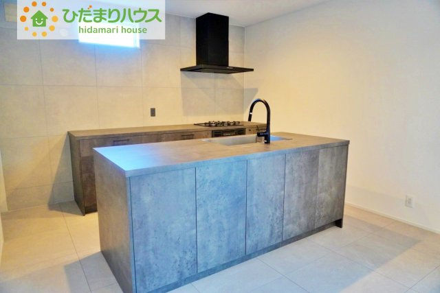 料理をしながらでも、ご家族との会話を楽しめる対面式キッチン♪