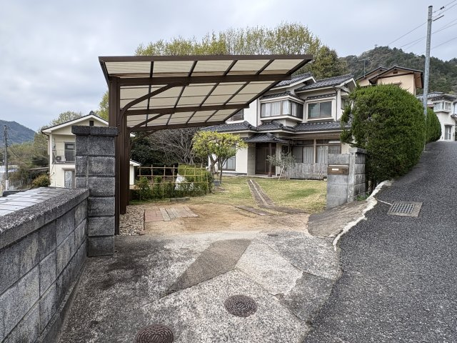 カーポート付きの駐車スペースに加え、敷地内にゆとりがあり計4台の駐車が可能です。来客時にも対応しやすく、家族で複数台所有の方にも安心です。敷地の広さを活かした開放的な駐車場の、ゆとりある住まいです。