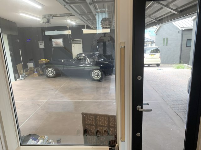 玄関からのガレージ