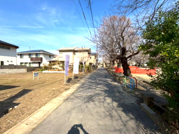 前面道路含む現地写真です