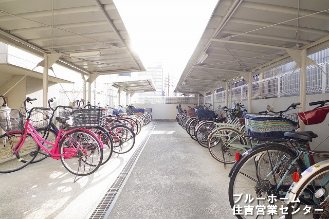 屋根付きの駐輪場がございます！