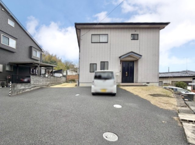 ■外観｜広々とした駐車スペースで楽々駐車可能！お買い物後もスムーズにお荷物を運べます♪