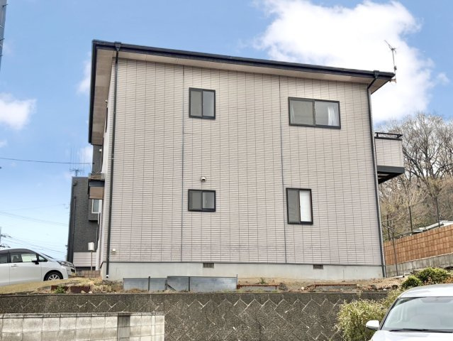 ■外観｜住宅街の中でも圧迫感が少なく、のびのびとした暮らしが叶う立地となっています。